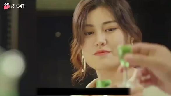 杨林肥酒的历史传说主要有两个版本:一是明代医药学家兰茂受仙人指点酿制,二是清代妇人误将肥肉落入酒缸意外创制。
兰茂仙人指点的传说
根据民间流传,明代著名医药学家兰茂(字廷秀,号止庵)在醉酒后躺于杨林城隍庙的花石上,梦见仙人传授酿酒秘方,醒后依此法酿出色泽碧绿、兼具滋补功效的美酒,即杨林肥酒。兰茂所著《滇南本草》中记载的“水酒十八方”古法技艺,成为后世肥酒配方的理论基础。
肥肉误入酒缸的传说
另一传说称,清代一位妇人欲偷带肥肉回娘家,情急中将肉藏入酿酒缸,数日后发现酒液变为翠绿色且风味独特,由此诞生“肥酒”之名。但现代考证表明,该说法可能源于方言误传或工艺误解,实际配方仅含纯粮酒基与十余味中药材(如拐枣、党参),不含动物油脂。#杨林肥酒 #云南特产 #中华老字号 #非物质文化遗产 #上热门🔥