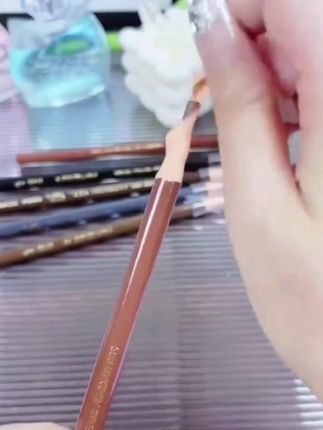 化妆师都推荐的#亨丝拉线眉笔 真的好好用啊!能化出根根分明的线条感眉毛,防水防汗不易脱妆,新手入门真的太需要啦#拯救手残党 #仙女必备 #化妆工具 #眉笔