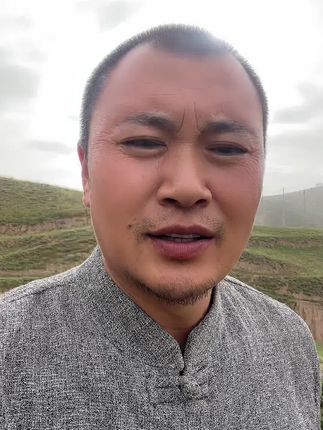 读有用的书,读适合自己的书,读经典的书,读自己能用得到的书。不是读书没有用,是很多时候我们读了太多无用的书。虽说书不过人写的与其读书不如读人,但是通过读书读作者,也是一种捷径。#读书#智慧
