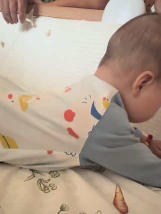 #自己玩的不亦乐乎 宝贝6个月,凯叔讲故事可以让她安静半个小时,等于省妈。磨耳朵👂🏻
