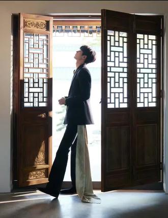 #张凌赫 早就做好爱你一辈子准备了
从你刚进圈被堵在公司楼下问"凭什么是你"开始
从你裹着皱巴巴羽绒服蹲在路边吃盒饭被说"糊咖穷酸"开始
从你赶早班机没化妆被路骂"素人值"开始
从你给工作人员撑伞被说"装绅士博好感"开始
从你帮粉丝捡掉落灯牌被骂"媚粉"开始
从你机场帮路人拎行李被拍却被造谣"炒作"开始
从你生病发低烧戴口罩被说"耍大牌"开始
从你明明不信宗教但却被骂到求神拜佛开始
从你被恶意造谣为"行业冥灯"开始
从你蹲在角落给流浪喂罐头被骂"立人设"开始
从你直播时说"会努力"被刷"别蹭热度"开始
从你被私生跟到小区楼下却只能小声说"别跟了"开始
从你深夜发微博鼓励粉丝却被嘲"假正能量"开始
从你过年给粉丝写手写卡被说"打印没诚意"开始
从你淋雨赶活动头发湿了被骂"不敬业"开始
从你在微博耐回复粉丝评论开始
从你被陌生电话骚扰却只能换号继续工作开始
从你收粉丝信时红了眼被剪片段骂"演戏"开始
从你明明很累却对每个镜头笑到嘴角僵住开始
从你把粉丝送小玩偶挂在包上被说"幼稚"开始
从你被路人撞了先道歉却被说"装软柿子"开始
从你说"只是想好好生活"被刷满恶意评论开始
从你明明委屈到攥紧拳头却还是说"没关系"开始
从你看见粉丝举灯牌时眼睛亮起来瞬间开始
又或许从你第一次对着镜子说"再坚持一下"开始
张凌赫就已经做好爱你一辈子准备了#张凌赫