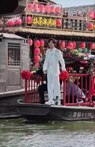 我清楚的见到了真实的你,翩翩公子温润如玉,整个人都在发着光✨原来这就是一眼万年❤️#李卿#公孙鄞