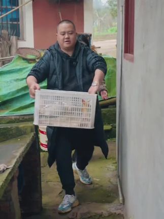 今天和表妹去打池塘头的鱼 回来请二娃和黄莹他们吃冷锅鱼#美蛙鱼 #冷锅鱼 #鱼火锅 #三农 #农村美食