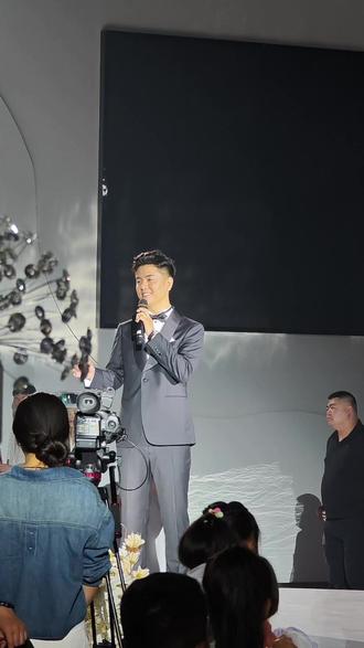 周迅台词+爱就一个字开场,氛围感直接拉满!~ 婚礼上用周迅原声台词开启婚礼,音乐一响,氛围感直接拉满~#锦州婚礼 #锦州婚礼主持人 #锦州婚礼主持人永康