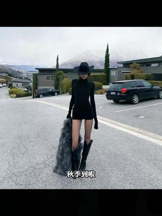秋季纯欲辣妹两件套,紧身显瘦超百搭! #紧身显瘦T恤 #百搭短裤组合 #秋季上衣搭配 #纯欲辣妹套装 #黑色时尚套装