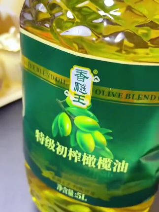 家里经常做饭的一定要试试这个特级初榨橄榄油,它的烟点很高,还富含丰富的营养物质,不管是用来煎、炒还是凉拌都很合适,而且它耐高温,就算做红烧类的菜也不怕被破坏掉,关键它的性价比超高,这么大一桶足足五升,够一家人吃很久了,喜欢的朋友赶紧下单吧!#食用油 #效果好 #吃的健康 #好物推荐🔥 #健康饮食