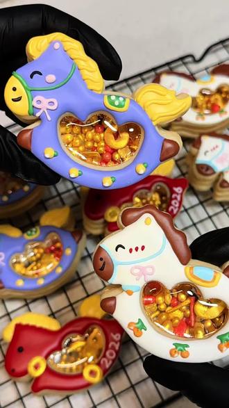 🧨新年元宝马摇摇乐🔥保姆级教程来啦✅
哈喽宝子们新年好~今天大年初一🧨给你们安排超可爱的新年元宝马摇摇乐详细教程~做法简单又治愈,摇一摇超有新年氛围,新手也能轻松做出来~喜欢的宝子记得收藏关注🧨祝大家马年大吉,财源滚滚,万事皆旺✨#新年摇摇乐饼干 #元宝马 #新年仪式感 #保姆级教程 #小马摇摇乐