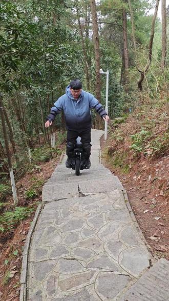 在贵阳鹿冲关森林公园骑行独轮车上楼梯挑战,山猫s动力太强了,还没驯服它。#这才是真正的爬山 #这是一种很新的爬山方式 #山猫s独轮车 #平衡车