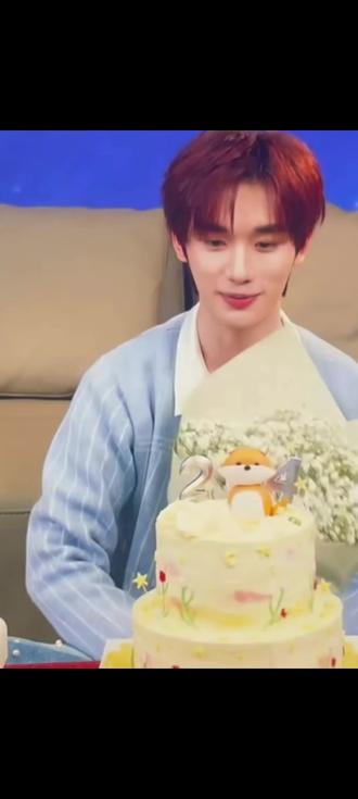 一个晚到的视频 生日快乐我的程鑫 新的一岁要顺顺利利健健康康 许的愿望都实现 陪你一起过了生 吃了蛋糕 还是你最爱的蓝莓蛋糕 也是三颗蓝莓噢 物料里也是 真的好巧
这次生日策划真的很失望 看到你一个人过生日真的好伤心 视频连线也没有 花是自己拿 蛋糕自己拿 蜡烛自己点的 煮面水满了也没有人帮忙 唱歌也没有人唱 只有自己祝自己生日快乐 看得我又生气又伤心 呜呜呜呜 还是伤心 不想说了 说了全是伤心事 哎
我许愿 希望我的程鑫宝宝会越来越好 未来我们一起走花路 我的小爱神 抬头看 星星 是鑫鑫
我有心 因为我有丁程鑫 爱你
#丁程鑫生日快乐 #晚到的视频 #向全世界安利