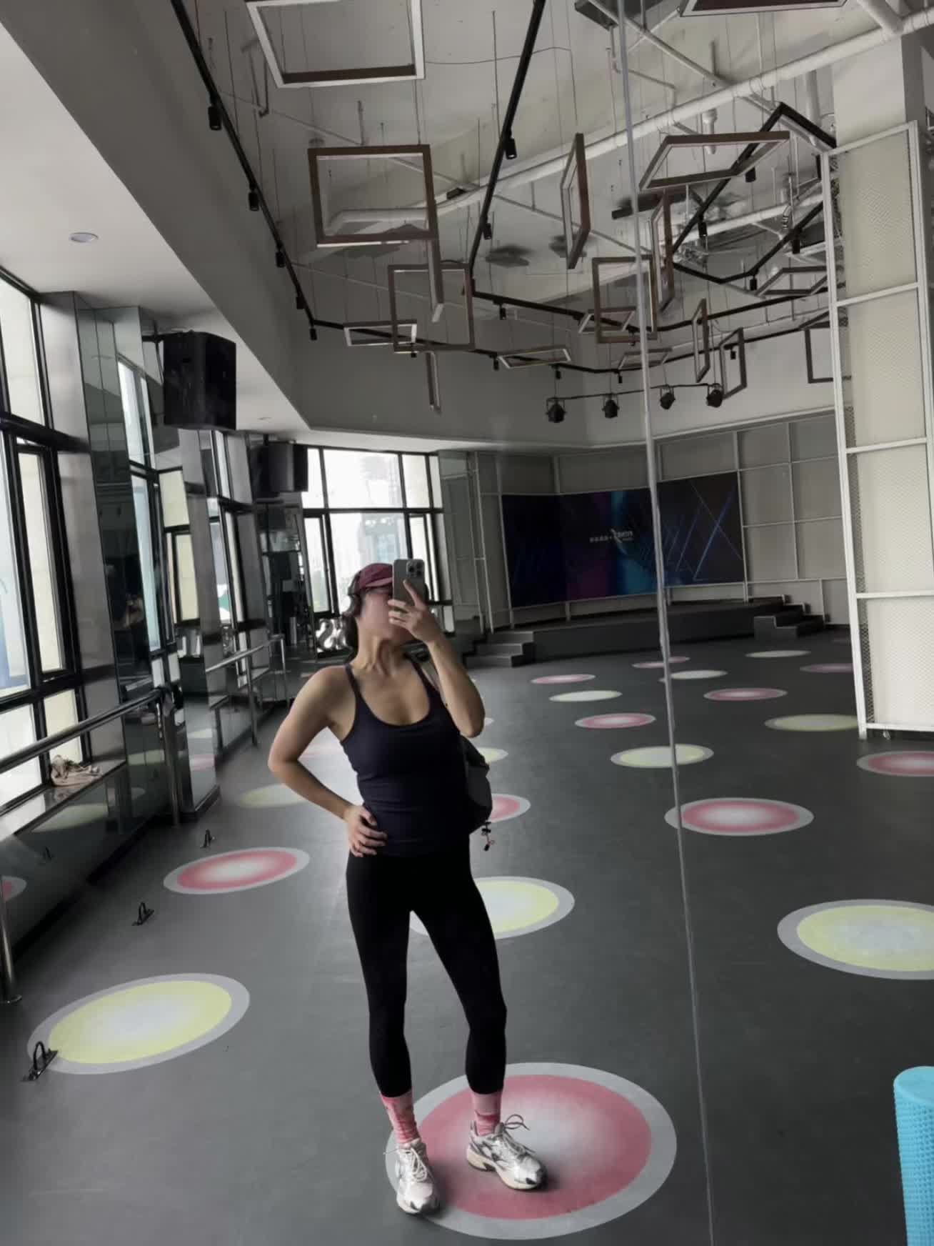 感觉这段时间,不管谁都会提一下生二胎的事情。不过我自己是一直保持不生二胎的态度,因为,我不想再挺着10个月的大肚子,不想再掉发,不想再孕吐,不想再耻骨痛,不想再多几条妊娠纹,不想再变胖,不想加速衰老,不想再经历剖腹产的痛,更不想没日没夜的照顾小孩,不想再多一份操心。 其实大家目前也没有给我特别大的压力,只是时不时的会提,虽然我都很明确的讲了不会再生,但是总是会劝我说生两个好一点,他们长大互相有个照顾,但那不是我的人生啊!!!#不生二胎的理由 #辣妈