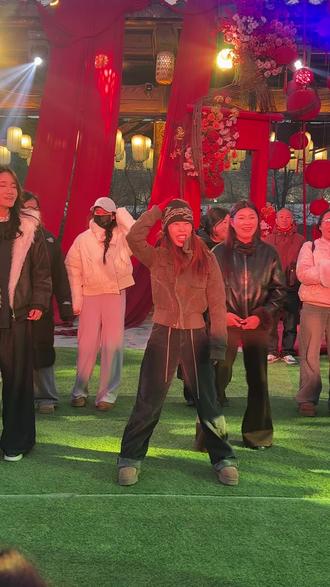 重生之我在万岁山挣银票之甩头舞之又挣两张
#万岁山武侠城 #挣银票 #乡村大舞台 #柳姥姥霹雳舞 #甩头