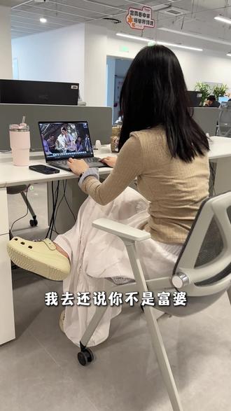 真是人手一双卡骆驰!就冲直播间3开的价格!赶紧抢一双,抢到就是赚到!#卡骆驰泡芙#卡骆驰#夏季必备#显高显瘦显腿长#crocs