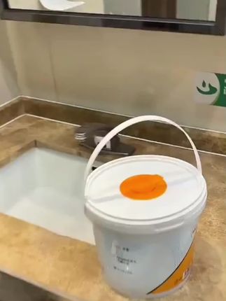 家里一定要备上这种厨房专用湿巾,它是自带清洁液的,去油污效果特别好,还不伤手。像燃气灶、油烟机这些地方,轻轻一擦就干净了,用完直接扔掉也不心疼,再也不用洗抹布了。【桶装湿巾】#好物推荐🔥 #生活必备 #清洁神器 #好物分享🔥