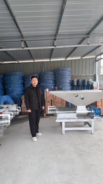 铲车上料干湿分离机,牛粪分离机猪粪脱水机,养殖场粪便榨干处理设备,养殖场专用#粪污处理#牛粪榨干#干湿分离机价格#源头厂家