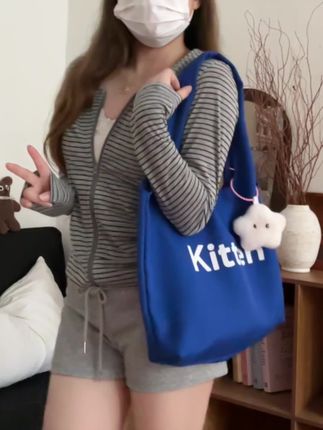 嘿嘿,这个蓝色大单肩真的太出片啦! #包包推荐 #ootd穿搭 #百搭包包