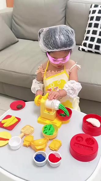 用面粉做的彩泥,可以放心给宝宝玩,真的没有小朋友能拒绝,秒变点心小师傅!#彩泥 #迷你食物 #面粉彩泥#过家家#国潮