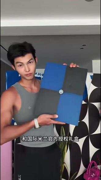 联名POLO+定制洗漱包+品牌袜,全套礼盒精装,自用高级、送礼有面,成熟男士的体面之选。
#沙驰 #国米 #联名 #男士POLO衫