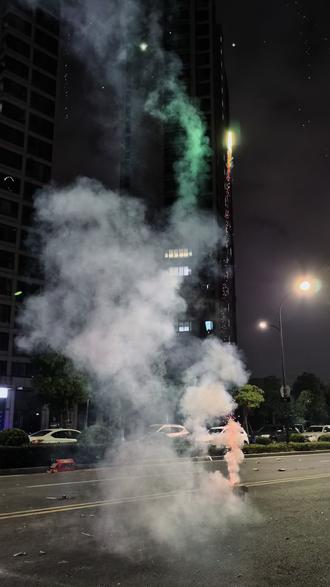 年味十足 好多年没放烟花了,今年终于在禁燃区外放了一个,这才有过年的氛围。希望2026一切顺利
#烟花 #过年 #烟花炮竹