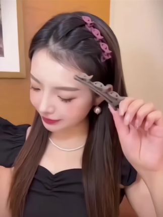天呐姐妹们!快试试这个懒人编发抓夹吧!它是磨砂质感的,很舒服,而且还是双层的设计,戴上后显得非常温柔漂亮,出门逛街这样扎头发简直太美了,既简单又好看。#编发夹#这也太好看了#头饰搭配#懒人发夹#仙女必备