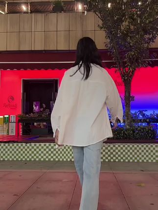 #dou十上热门 #街拍 @DOU+小助手 有喜欢这款墨镜的姐妹可以入手哦。