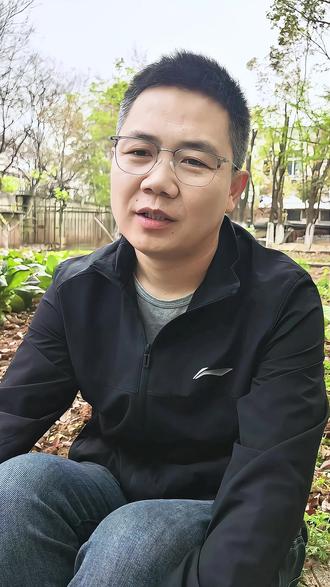 教育不是讲道理,是做示范 改变孩子,先从改变自己的习惯开始。教育不是一场说服,而是一种日常的熏陶——你的专注、自律与陪伴,会慢慢内化为孩子对待电子产品的态度。#云琦讲堂 #认知提升 #成长 #正能量 #教育