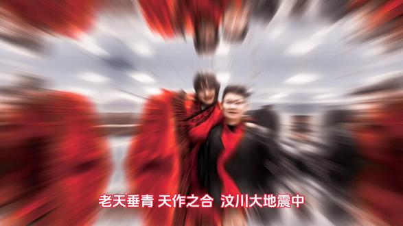 老天垂青,天作之合:汶川大地震中,22岁的救人者与10岁的被救小姑娘,17年后携手步入婚姻殿堂!
2008年,汶川大地震爆发。彼时22岁的军人梁智斌,随部队奔赴地震灾区四川青川开展救援工作。其间,他救出了年仅10岁的小姑娘刘喜美。
17年后的2025年11月29日,命运眷顾,这对男方39岁、女方27岁的相爱之人,跨越年龄鸿沟,走进婚姻的殿堂,成为相伴一生的一家人!
刘喜美是四川青川人,地震后随父母前往湖南株洲,在那里读书、成长。谁能料到,地震过去12年后的2020年的一个傍晚,他们在长沙的一家餐馆用餐时,竟偶遇了当年的救命恩人。起初,是刘喜美的妈妈突然盯着隔壁桌的男人看了许久,拉着她的手说:“那人的身形,怎么那么像当年救你的梁战士?”自被救起后,刘喜美因光线刺痛双眼,只记住了那双沾满泥土却无比温暖的手。而梁智斌在部队撤离前曾到医院探望过刘喜美,这一幕深深印在刘妈妈心中。在餐馆里,刘喜美上前试探,并回忆当年的救援场景进行印证,最终确定眼前之人就是当年的梁智斌。当晚,刘喜美主动添加了梁智斌的微信,然而梁智斌只是把她当作“需要照顾的小妹妹”,毕竟他觉得自己比她大12岁,阅历悬殊,两人存在代沟。
而刘喜美对梁智斌却满怀热情,且十分主动。这份热情如同一束光,渐渐照亮了梁智斌的内心。梁智斌忽然意识到,这个姑娘早已不再是当年那个被他救起的小女孩。
后来,还是刘喜美率先表白。她表示:“我并非出于报恩才喜欢他。和他相处的日子里,我逐渐发觉,这个人值得我托付终身。”梁智斌也认同刘喜美的看法,他们之间并非只有感恩:“当年救人是我的职责所在,如今爱她是发自真心。这是两码事。”
2025年11月29日,在“大汉婚礼”现场,刘喜美身着精美汉服,缓缓走向梁智斌。走到他面前时,梁智斌伸出手,刘喜美轻轻将手放入他的掌心——依旧是那只布满薄茧的手,依旧是当年的温度,只是这一次,不再是生死救援的托举,而是相伴一生的承诺!
这样的人,这样的婚姻,难道不值得我们衷心祝福吗?
#汶川地震# #四川汶川救灾# #17年后的汶川# #汶川地震新娘#
###婚礼现场