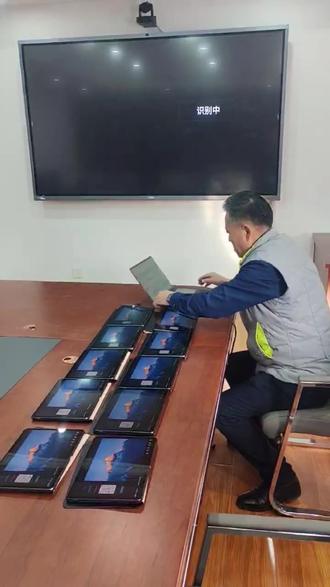 10台华为平板联动希沃大屏同步显示笔记本电脑PPT和视频内容 #德恪投屏 #一台电脑投屏10台平板 #电脑投屏10台平板 #无纸化平板同屏 #电脑画面投屏多台平板