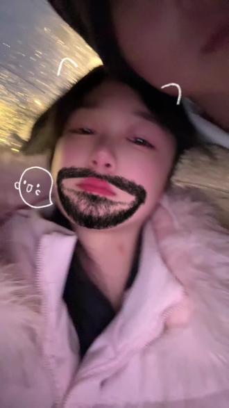 这次是女生视角 这条视频拍摄于2026年3月15日 也是我们俩分分合合加在一起的1120天 这个星期他从别的城市过来找我 两天时间过得好快本来应该还在去接他下车的时间一眨眼就是要送他去车站的路上了 我这个人最讨厌分别 但是奇怪的是每次我们两分手都不在对方身边 但是每次复合都是在双方准备离开的时候 每次分手是我提的复合也还是我提的 我这个人特别矛盾 特别喜欢东想西想 对待感情很纠结 甚至于说如果有一个人对我很好很好我都能够死心塌地的喜欢他 但是他不一样 他愿意等 愿意等我想明白 愿意等着我回头 他说只要我愿意回头 他一定都在 我之前也觉得这句话好土 好没有诚意感 没有任何可以相信的理由 但是他做到了 他用了三年的时间像我证明 他一直都在 在他身边 从来不需要我考虑任何事 出去玩都是他安排好的 钱也是他花 手上从来没拿过东西 拍照也是他拍的 我就负责开开心心玩就好 他也会在我生日的时候送礼物 尽管我们那个时候已经分手了 他依然会提前买好礼物寄到我家里来 平常不是节日也会莫名其妙的给我送礼物 我问他为什么 没必要这样子 他总是说万一呢 在平常他知道我痛经会备好药 我都不用说冷因为我的衣服拉链永远是他拉的 手机相册里面记录的都是他对我弯腰的照片 身上小皮筋不离身就因为之前我说的一句我扎双马尾扎不住 他就自己买了一包 放在包里 我自己都不记得我说过这句话 包里面创可贴碘伏药之类的更不用说了 我之前刷抖音还非常羡慕别人有这样的人在身边 现在才知道原来我身边也有这样的一个人在爱着我 陪着我 而我却一次又一次的推开他 拒绝他 其实我知道我心里是喜欢他的但是自己心里那个劲过不去 让他一次又一次被我伤心 我都没给他买过什么东西 但是我身边随处能见到他买的 我感觉我对他现在更多的产生依赖感了 我不能离开他 从2023年开始一直到现在 自始至终 我们之间的故事太多了 昨天送他回学校 从下午开始哭了六个小时 因为我不知道我们下次什么时候才能再见面 他安慰我说如果下个星期没事他再来 这次复合我希望不会再分手了吧#情侣#异地恋