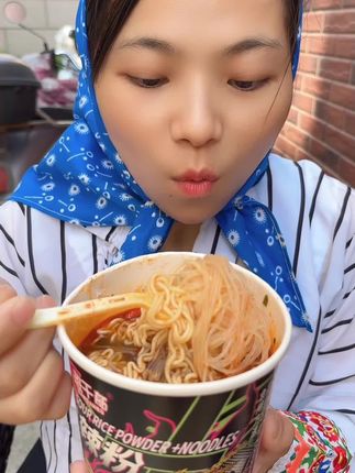 好吃的酸辣粉面来啦!#酸辣粉面#太好吃了#真不错#真心推荐#赶紧冲