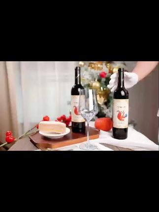 #葡萄酒 疲惫的工作之后 回到家里窝在沙发里 饮一杯伊村山野蓝莓酒 美好,就藏在生活中#果酒 #红酒 #微醺 #蓝莓酒
