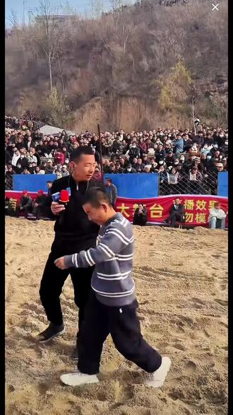 方山摔跤,已搬迁之郏县红石崖旅游区。#摔跤#毛洋洋#大朗#户外拍摄现场
