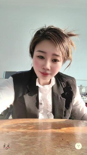 司马懿说看人之短,天下无一人可交。看人之长,世间一切尽是吾师,其实这一路走来,没有敌人,全是朋友和老师。我喜欢三种人,一种是比我优秀的人,第二种是使我优秀的人,还有一种是愿意和我一起优秀的人。择其善者而从之,其不善者而改之,以择人之心择己,以恕己之心恕人,你会发现,善良的人不喜欢斗,大气的人不喜欢争,低调的人不喜欢比,聪明的人不喜欢评。因为不斗修身,不争养性不比养心,不评养德。别人待我如何,那是我的因果,我待别人如何,这是我的修行。人生海海,山山而川,不过尔尔,各自因果各自了各自修行各自好,学最好的别人,做最好的自己。我听过很有力量的一句话,叫允许一切发生,他来自海林格的一首诗叫我允许。就是要允许自己走错路,允许自己看错人,你要允许你爱的人不爱你,你要允许你的工作为难你,你要允许你付出了很多之后没有结果,要接受让花成花,让树成树,其实他的底成逻辑是凡事皆有因果,万事自有轮回。有些事你做不成,未必是你不行,而是错过或许还有一个名字叫逃过一劫…