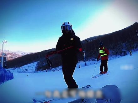 雪场稽查权力比警察还大?查手机逼签字,游客聊个滑雪技巧竟被当成黑教练!#雪场稽查权力 #真实生活分享官