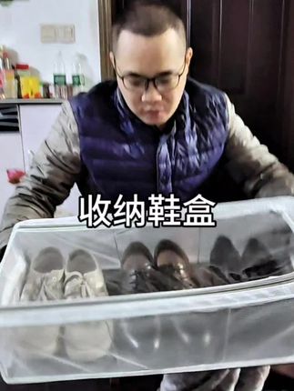 #鞋盒收纳 #鞋盒 #收纳鞋盒 #收纳神器 #好物推荐🔥 快把这款透明收纳鞋盒带回去,它装鞋子真方便又牢固,它容量挺大,很好收纳鞋子,不用的时候钢架放下来可以折叠,好打理,钢架撑起来,鞋子放进去,透视可以看得见,拉链拉上去,密封严实,可以防灰尘,还有双提手,一提就走。