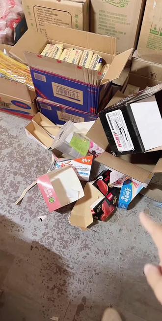 刚满月就迫不及待的跑店里打包发货!从今天起新疆的不接单!真心赔不起呀…… #神级小卖铺一口气看完全集 #好东西一起分享给大家 #永远玩不够的童年小玩具 #记录下的现在是未来待拆的礼物 #是你童年回忆里的小零食吗