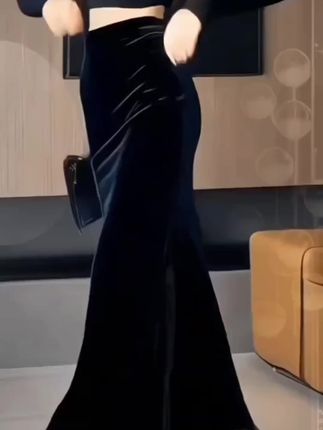 黑色金丝绒半身裙女春秋高腰开叉包臀裙复古显瘦设计感中长鱼尾裙黑色金丝绒半身裙#谁穿谁好看#秋季新款#气质穿搭 #新款