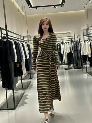 秋季纯欲辣妹条纹长袖连衣裙女秋季新款修身显瘦高级感复古中长裙#时尚妈妈装 #时装周走秀 #巴黎时装周 #气质穿搭 #爆款