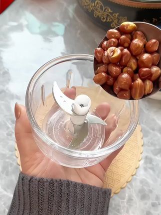 厨房刚需!充电式多功能绞肉机,谁用谁夸 锋利刀片绞打超高效,加厚玻璃杯体安全耐用,用完冲一冲就能洗干净,懒人也爱用;充电设计不用插电,想在哪用在哪,小户型厨房也能轻松收纳。#料理机 #搅拌机 #厨房好物