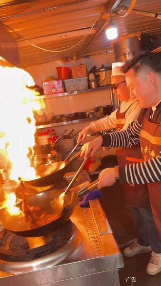25.8两个人吃特色花椒炒鸡,味道很不错,左下角安排 #同城好店推荐 #运城大盘鸡#寻味烟火气#运城美食#夜市里的烟火气
