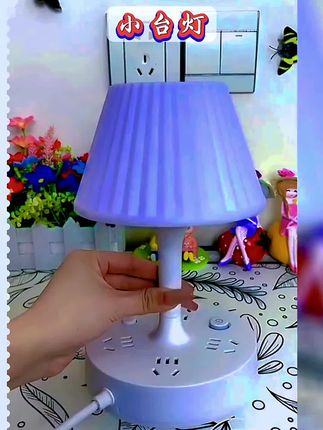 #创作灵感#巨量算数上热门 #小台灯 这个台灯四面八方都是插头,三孔两孔的都能用,灯光有三个颜色可以自由调节,可以一键开关,还送了个手机支架,晚上起夜贼方便,看手机看书也不怕上眼了。@DOU+小助手 @热点小助手