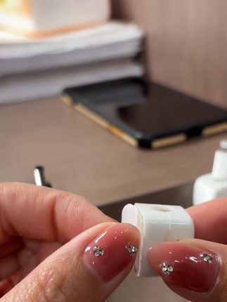 桌面秒变整洁!升级款磁吸理线器6个装  还在为桌面数据线、电源线乱作一团而烦恼?这款升级款磁吸理线器直接解决痛点!6个装满足多线收纳需求,强力磁吸牢牢固定,不管是充电线、耳机线还是电脑电源线,都能乖乖归位,再也不用在一堆线里翻找。  小巧不占地,随手一贴就能用,适配各种桌面材质,让桌面瞬间清爽利落。桌搭党必备好物,轻松提升桌面颜值和办公效率,再也不用忍受“线团”困扰啦~#桌搭好物#磁吸理线器#桌面收纳
