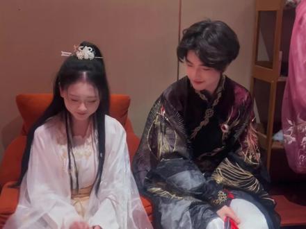 【欲缚--文桀】#剧本杀 #欲缚 #林风儿 #诀别书 #文桀
T0亡妻/夫:林风儿
“无根的风,因爱生根”
林风儿从来不是棋子,也不是弃子,她是妻子,是被文桀遗忘最久的家人,她只是一个很单纯很善良很天真很傻的小女孩,她唯一的愿望也只是想要一个家,仅此而已,所以真的好心疼林风儿这个小女孩。
人像树,每棵树都有根,而林风儿是无根的风,所有人都有根,但名叫林风儿的风,她的根是文桀,无根的风,遇爱生根。
所以林风儿,我真的很爱吃橘子,我真的很喜欢你做的每一碗生辰面,我真的好爱你。若能再遇见,我会做一颗更大的树,成为你的根,抓住风,我一定要带你回家!
卡司:林风儿-花笙🥜,裴南洲-狐狸🦊,方仲庭-小王🐮,聂淑仪-困困,太后-小鱼,文浅-米酒,锦禾-小雨
