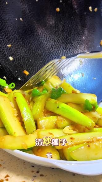 比红烧肉还好吃 #真实生活分享计划 简单家常版清炒瓠子照我这么做拿红烧肉都不换 记得点赞收藏照着做#美食教程 #美食 #美食vlog #上热门 @DOU+上热门 @DOU+小助手