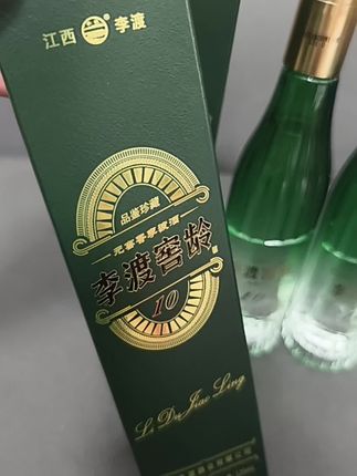 大哥们,品味李渡,见证匠心! 这款【李渡窖龄10品鉴小酒】,承袭李渡酒厂经典技艺,每一滴都是时光沉淀的馥郁之作。52度醇厚酒体,元窖香浓郁饱满,开瓶香气四溢,入口层次丰富,绵柔中见风骨,回味悠久不负窖龄。 125ml精致装,小巧却不失气度: 👉好友相聚,畅饮尽兴更有味; 👉赠礼他人,雅致体面有心意; 👉一人独酌,静享片刻亦从容。 爱酒之人,岂能错过这一杯岁月酿造的醇香? 点击入手,珍藏品味,畅饮经典!#李渡酒 #纯粮酿造 #纯粮酒 #好喝不贵 #好酒推荐