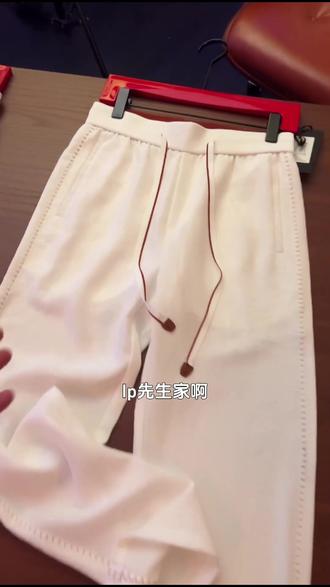 上身特别显瘦的一款啊,就这个款,真的是特别显瘦,很老钱! #张凌赫 #明星同款 #LP #老钱风穿搭 #上热门