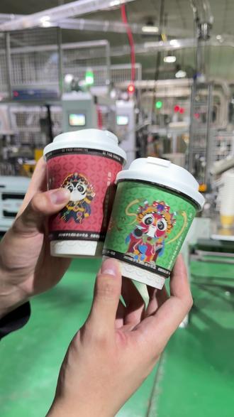 火爆全网的旋转纸杯🔥国潮变脸设计直接出圈! 茶饮包装玩出新花样,高颜值旋转变脸纸杯太吸睛✨
旋转解锁国潮变脸趣味,颜值与创意双在线,拿在手上回头率拉满
杯身质感超赞,适配各类茶饮,门店打卡氛围感直接拉满📸
✅源头工厂直供 ✅小批量轻松起定 ✅免费专属设计
茶饮店吸客密码,闭眼入就对了!
#纸杯定制 #源头厂家 #包装定制 #创意纸杯 #国潮