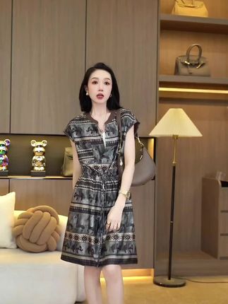 法式复古文艺风连衣裙女2025新款夏季短袖收腰显瘦小个子a字短裙#连衣裙 #气质穿搭 #减龄穿搭 #高级感穿搭 #爆款热卖中