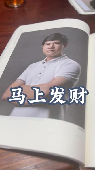 好马配好鞍,好船配好帆,一件玉雕作品,好的底座搭配会让作品锦上添花,黄少伟的木座用工奇巧,相得益彰。#翡翠雕刻#玉雕师#手艺人#翡翠