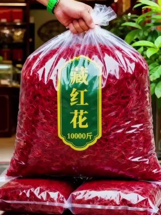 正宗伊朗头茬藏红花,花丝鲜红如焰,细长完整,带着独特的甘苦交织之香。 以温水冲泡,汤色瞬间晕染成迷人的金黄,轻抿一口,口感微苦回甘。无论是养生还是为美食添彩,都是绝佳之选。#伊朗藏红花 #头茬珍品