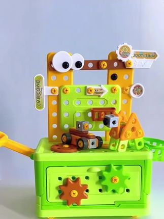 如果你家孩子也喜欢敲敲打打,那一定要给它准备这个儿童螺丝玩具,既能锻炼孩子的手眼协调能力,又能培养专注力和耐心,而且还是工程车的造型,孩子们都喜欢玩,可以让他们安静的玩上一整天。快给你家孩子安排一套吧,让它在玩耍的同时还能学到知识。#益智玩具 #儿童早教益智 #脑洞大开 #启蒙益智玩具 #亲子手工